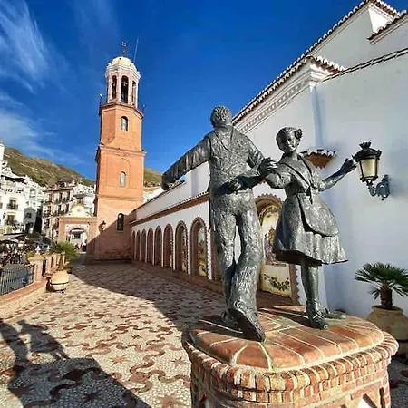El Huevo. Centro De * Cómpeta